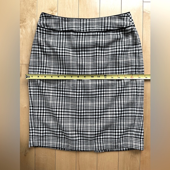 Banana Republic Houndstooth Skirt in size 0 - Picture 7 of 9